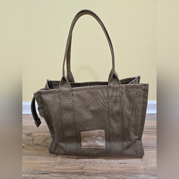 🎉HOST PICK🎉 Marc Jacobs The Canvas Large Tote - Picture 3 of 17